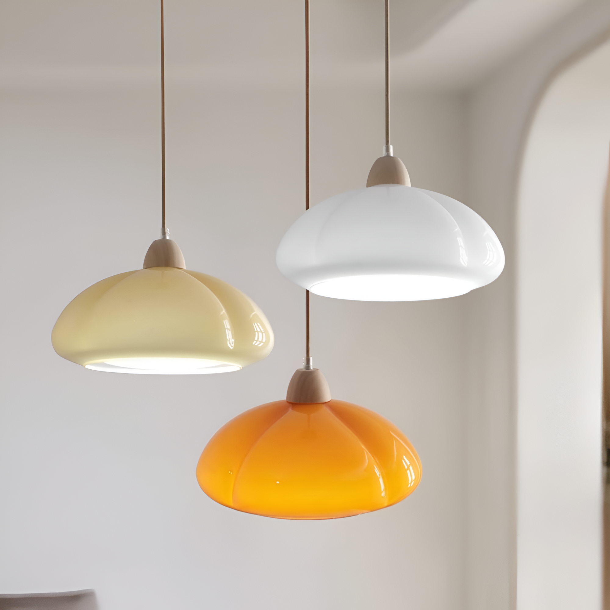 Pendellampe i glas og træ – retro lampe i nordisk design