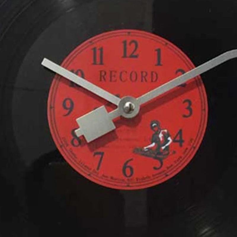 Vinylio – Retro Vægur i Vinyl med Lydløs Mekanisme