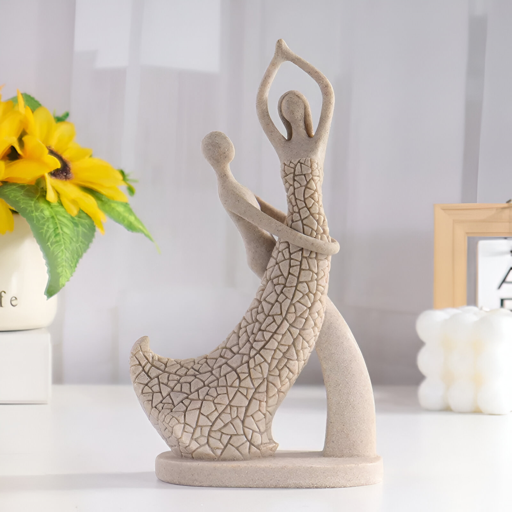 Romantisk par skulptur i sandstenslook – moderne dekoration