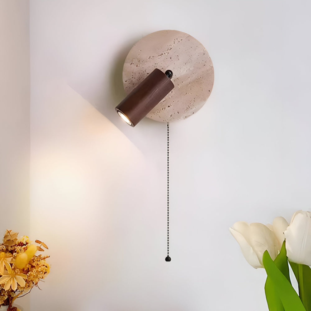 Rund LED væglampe i travertin og træ med drejelig spot