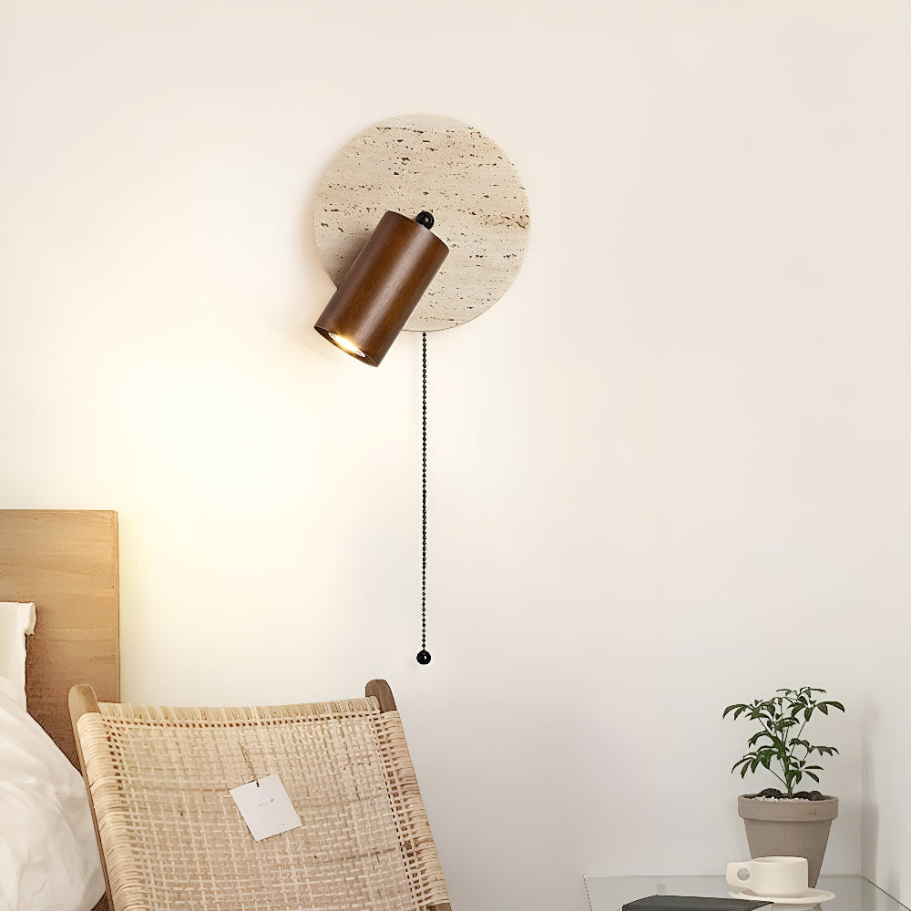 Rund LED væglampe i travertin og træ med drejelig spot