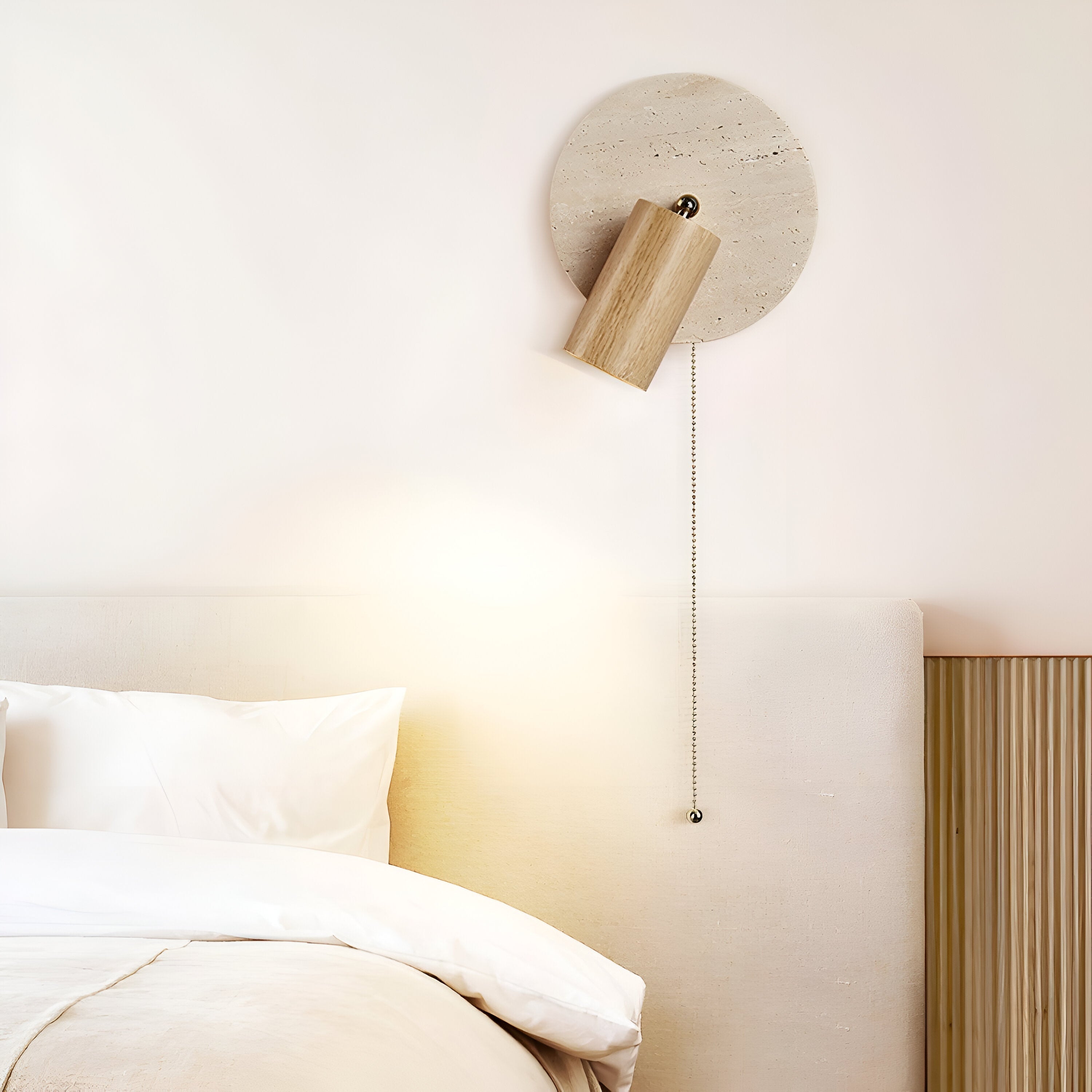 Rund LED væglampe i travertin og træ med drejelig spot