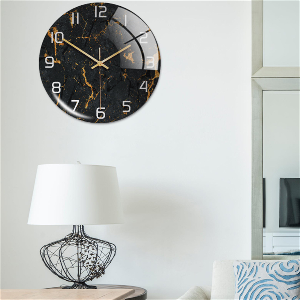 Vægur i marmorlook Ø30 cm – lydløst og elegant design