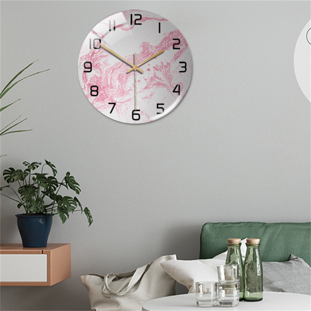Vægur i marmorlook Ø30 cm – lydløst og elegant design