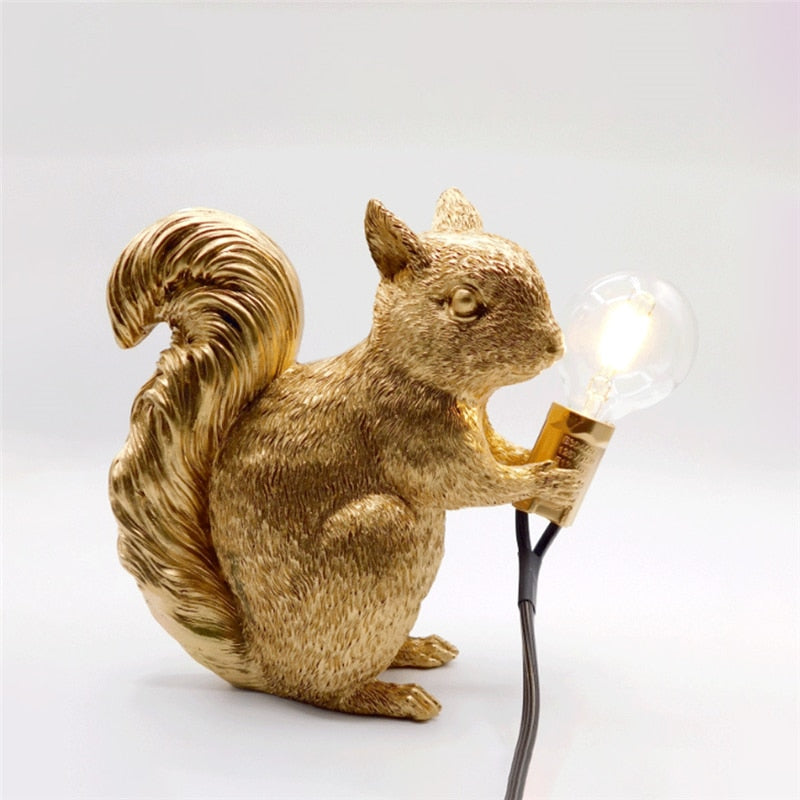 Bordlampe med egern design – skandinavisk stil og varm belysning