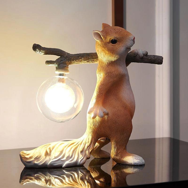 Bordlampe med egern figur – varm LED belysning i hyggeligt design