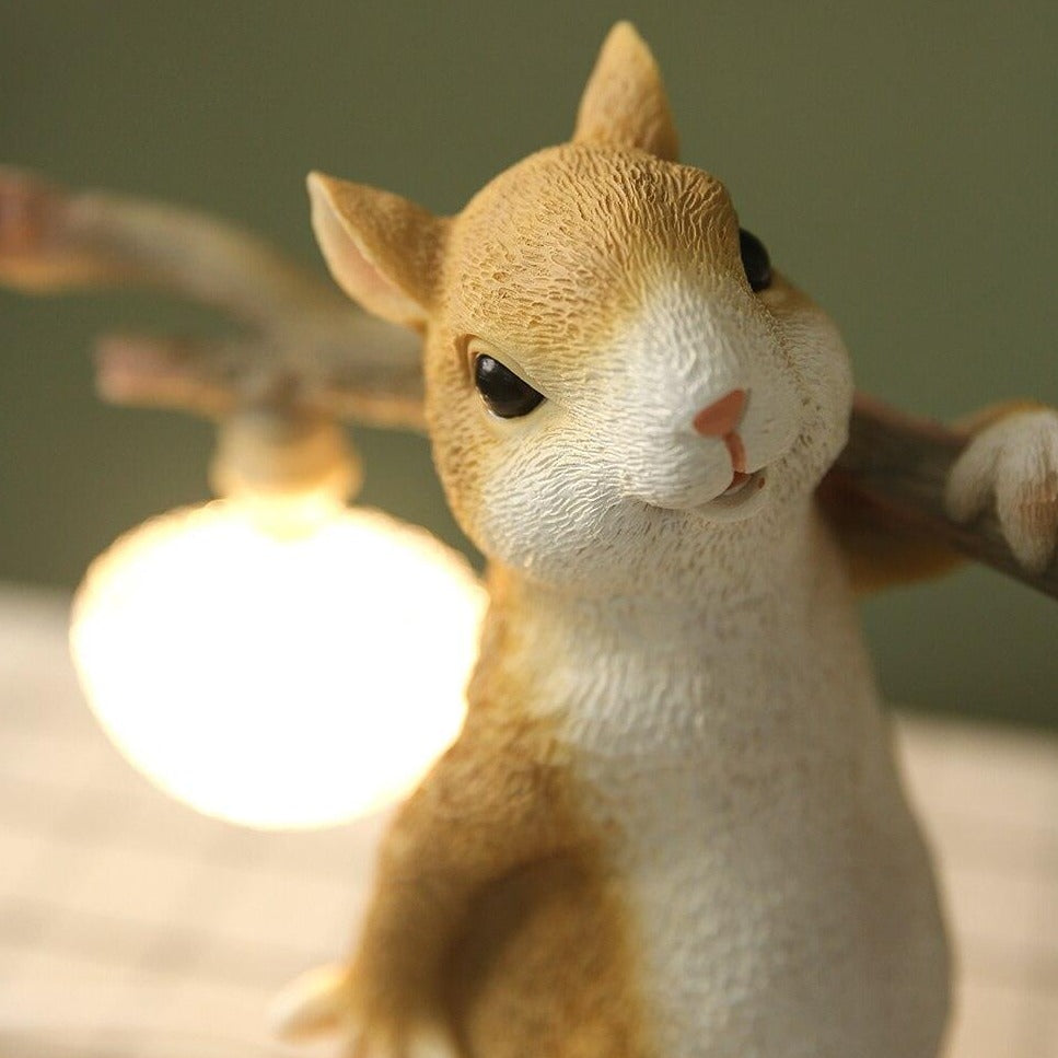 Bordlampe med egern figur – varm LED belysning i hyggeligt design