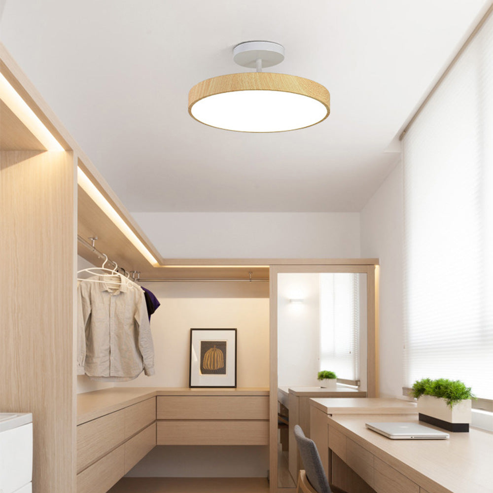 Fjell – Skandinavisk Loftlampe med Trælook & Guldfarvet Ramme