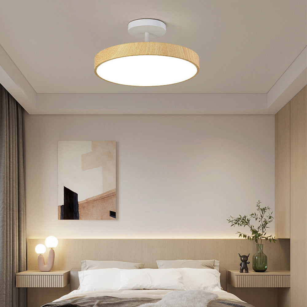 Fjell – Skandinavisk Loftlampe med Trælook & Guldfarvet Ramme