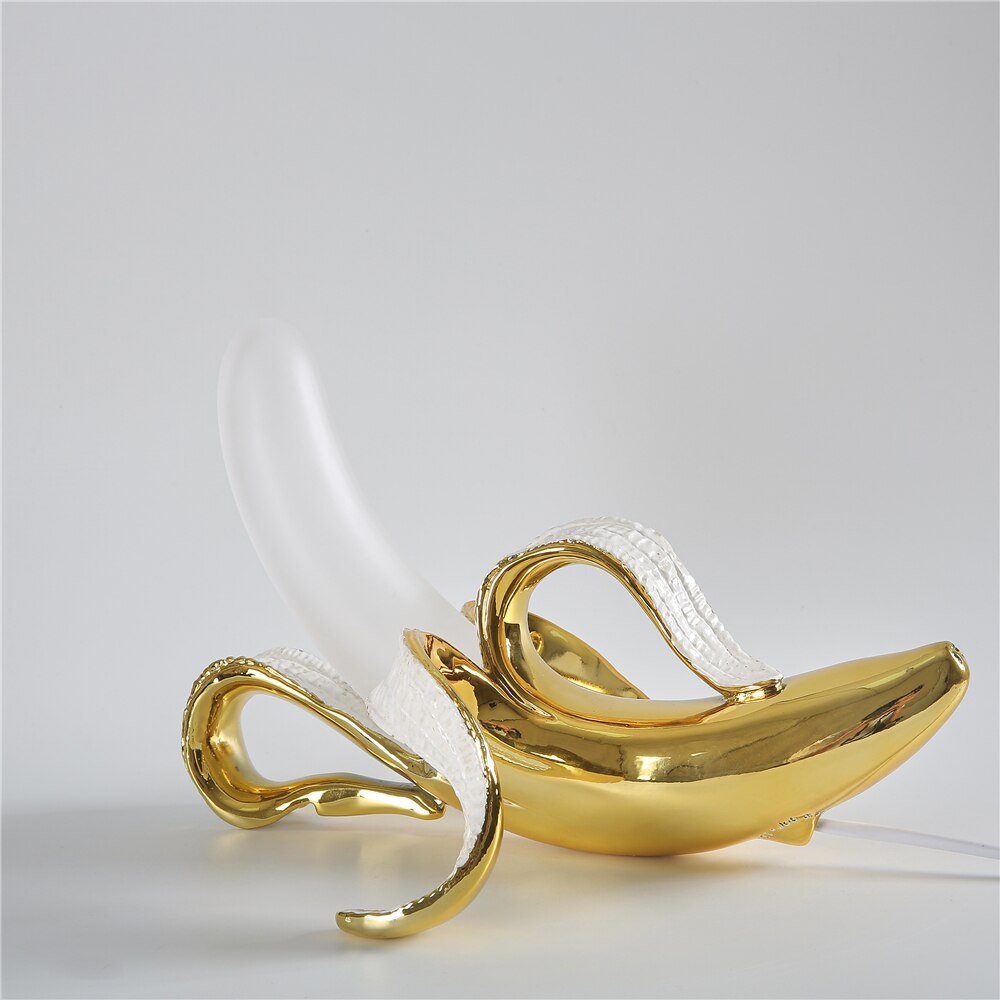 Sort bordlampe med kobberdetaljer – elegant varmt lys