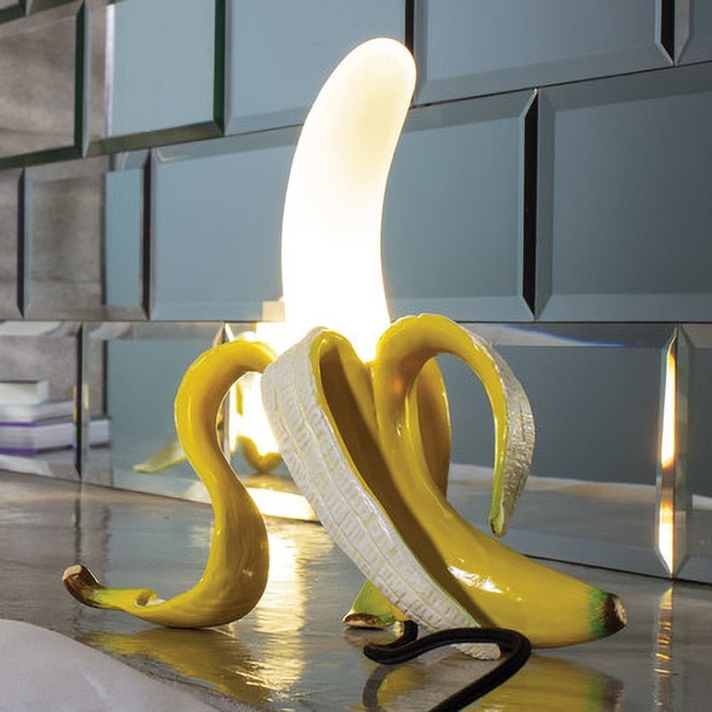 Sort bordlampe med kobberdetaljer – elegant varmt lys