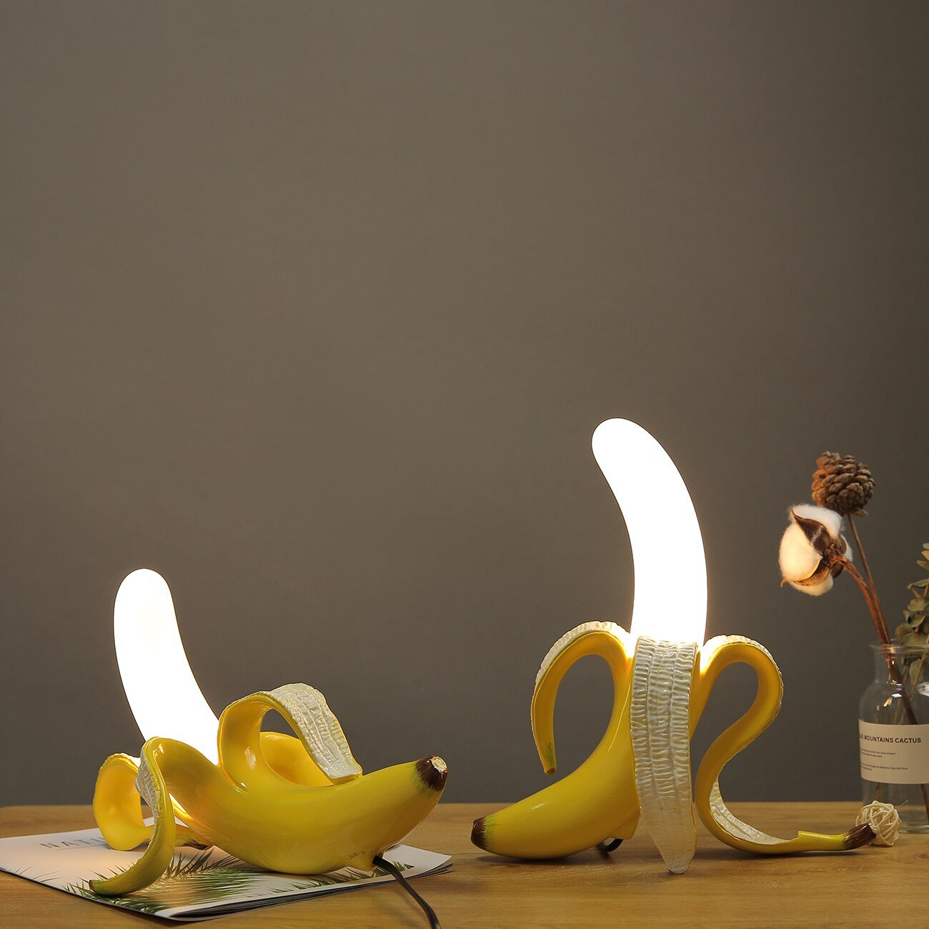Sort bordlampe med kobberdetaljer – elegant varmt lys