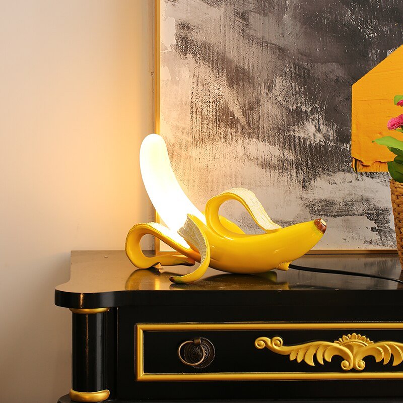 Sort bordlampe med kobberdetaljer – elegant varmt lys