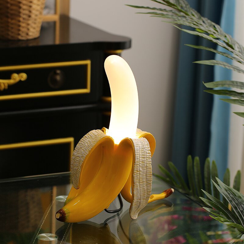 Sort bordlampe med kobberdetaljer – elegant varmt lys