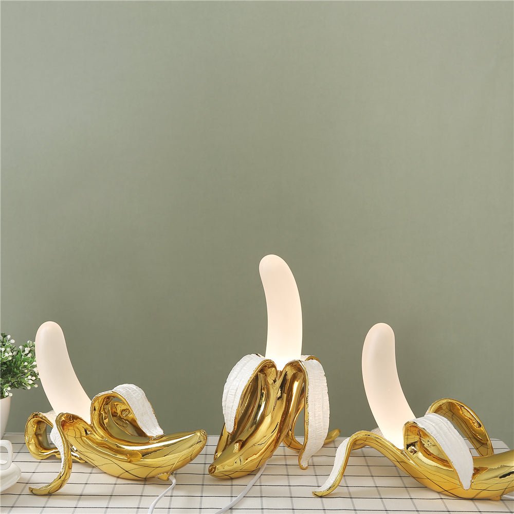 Sort bordlampe med kobberdetaljer – elegant varmt lys