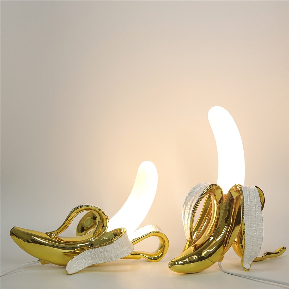 Sort bordlampe med kobberdetaljer – elegant varmt lys