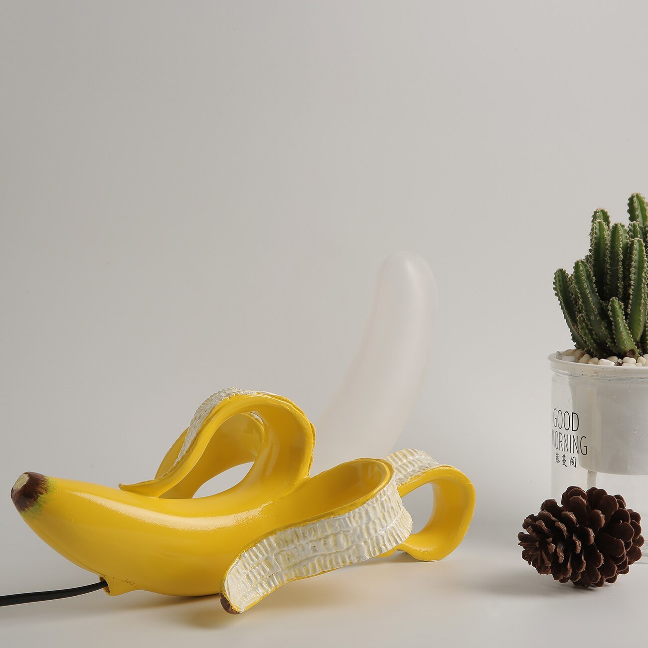 Sort bordlampe med kobberdetaljer – elegant varmt lys