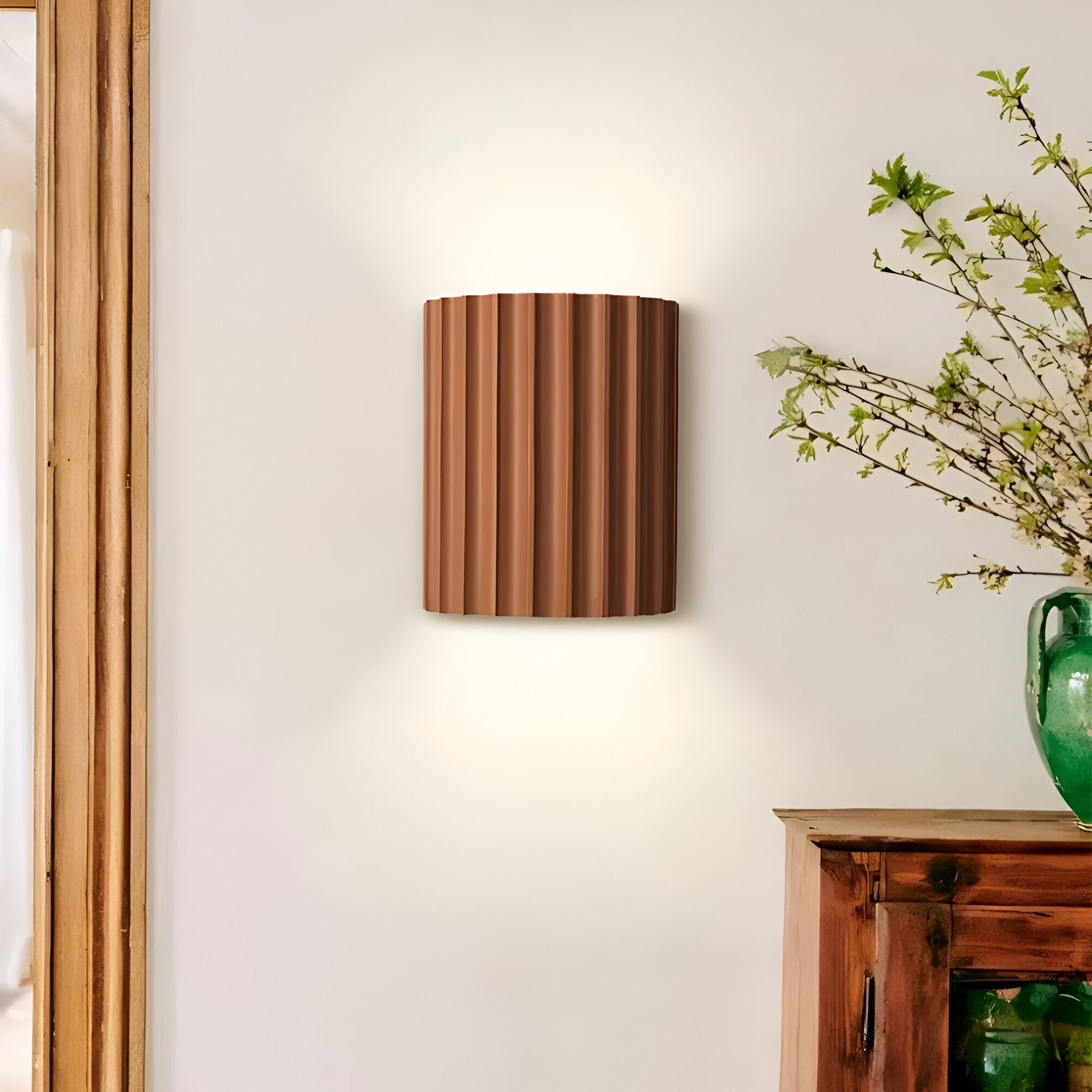 Stravon – Stribet LED Væglampe i Resin med Moderne Nordisk Design