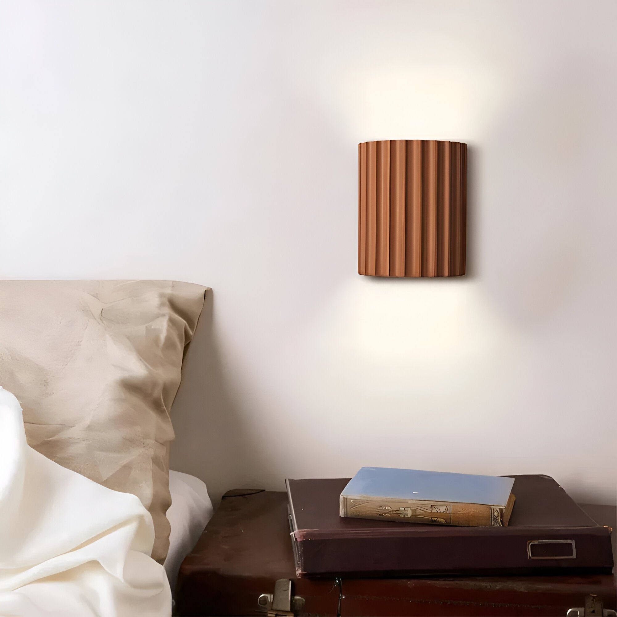 Stravon – Stribet LED Væglampe i Resin med Moderne Nordisk Design