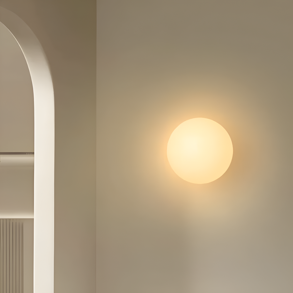 Rund væglampe i hvidt glas – minimalistisk LED lampe med blødt lys