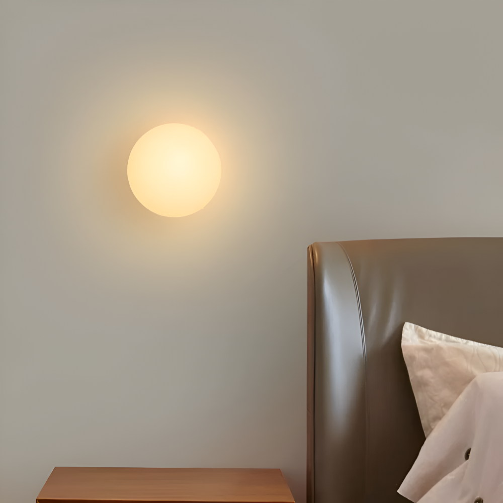 Rund væglampe i hvidt glas – minimalistisk LED lampe med blødt lys