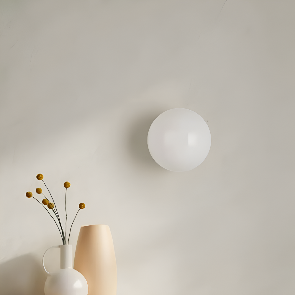 Rund væglampe i hvidt glas – minimalistisk LED lampe med blødt lys