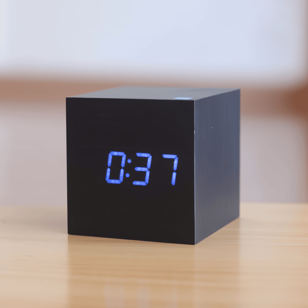 Digital LED vækkeur i træ – minimalistisk kubedesign