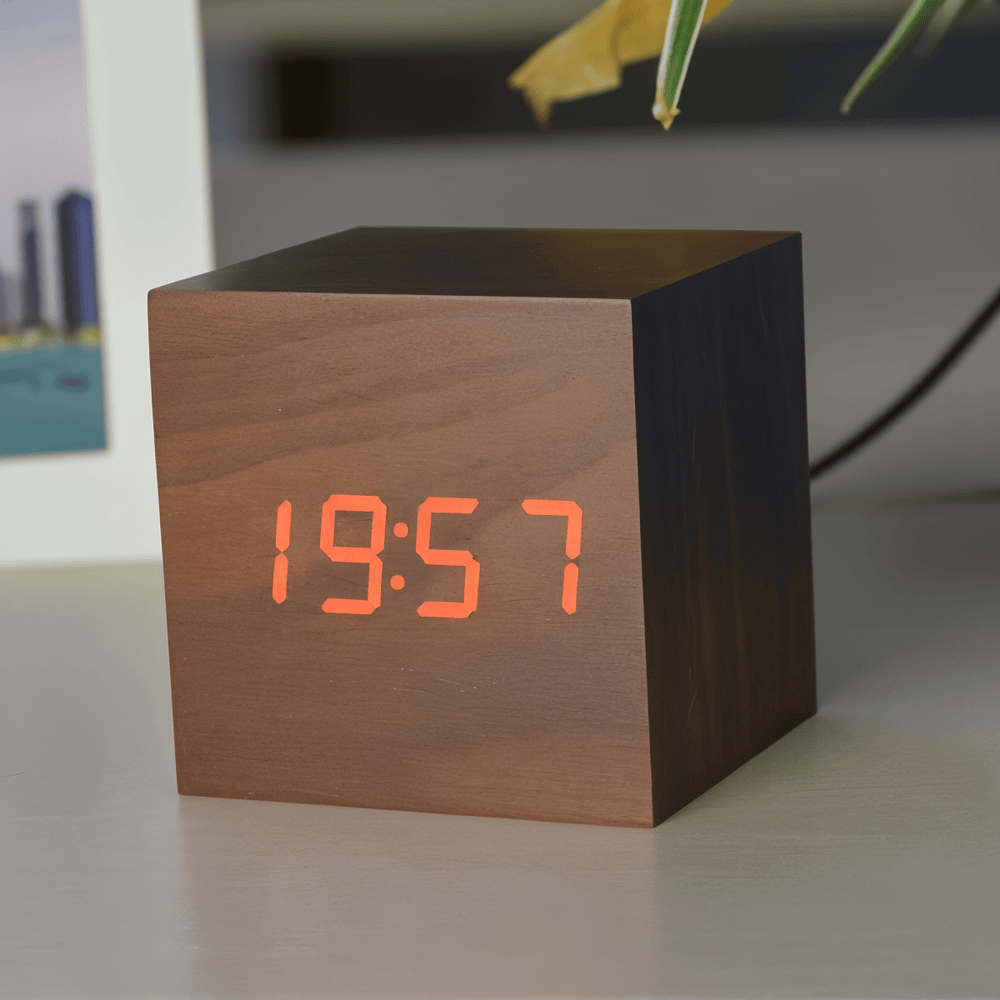 Digital LED vækkeur i træ – minimalistisk kubedesign