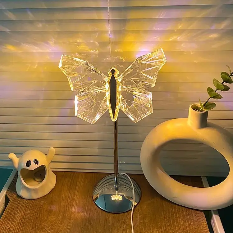 Krystal bordlampe med sommerfugl – dekorativ LED lampe med varmt lys