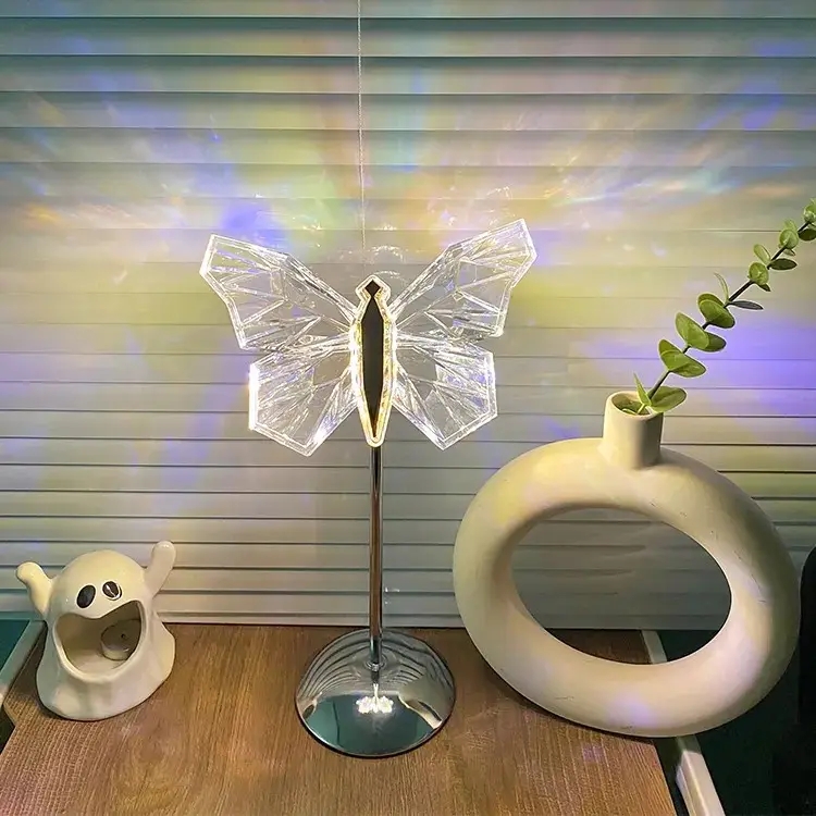 Krystal bordlampe med sommerfugl – dekorativ LED lampe med varmt lys