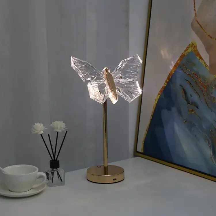 Krystal bordlampe med sommerfugl – dekorativ LED lampe med varmt lys