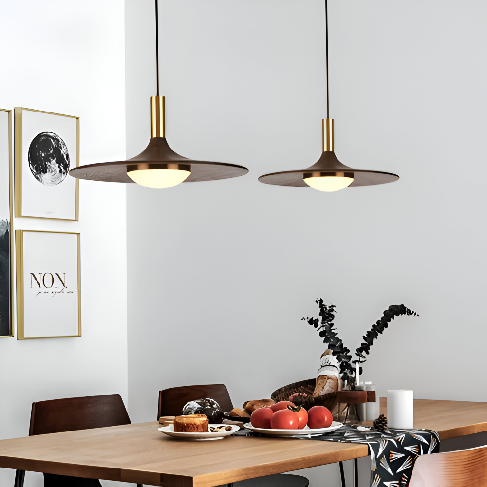 Pendellampe i valnøddetræ – rund nordisk lampe med LED lys