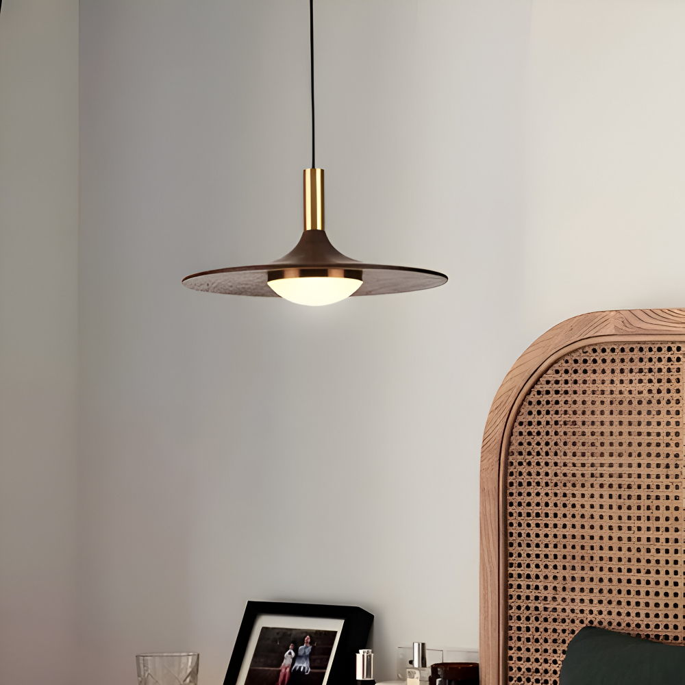 Pendellampe i valnøddetræ – rund nordisk lampe med LED lys