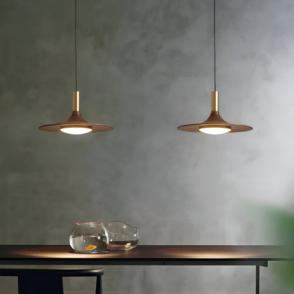 Pendellampe i valnøddetræ – rund nordisk lampe med LED lys