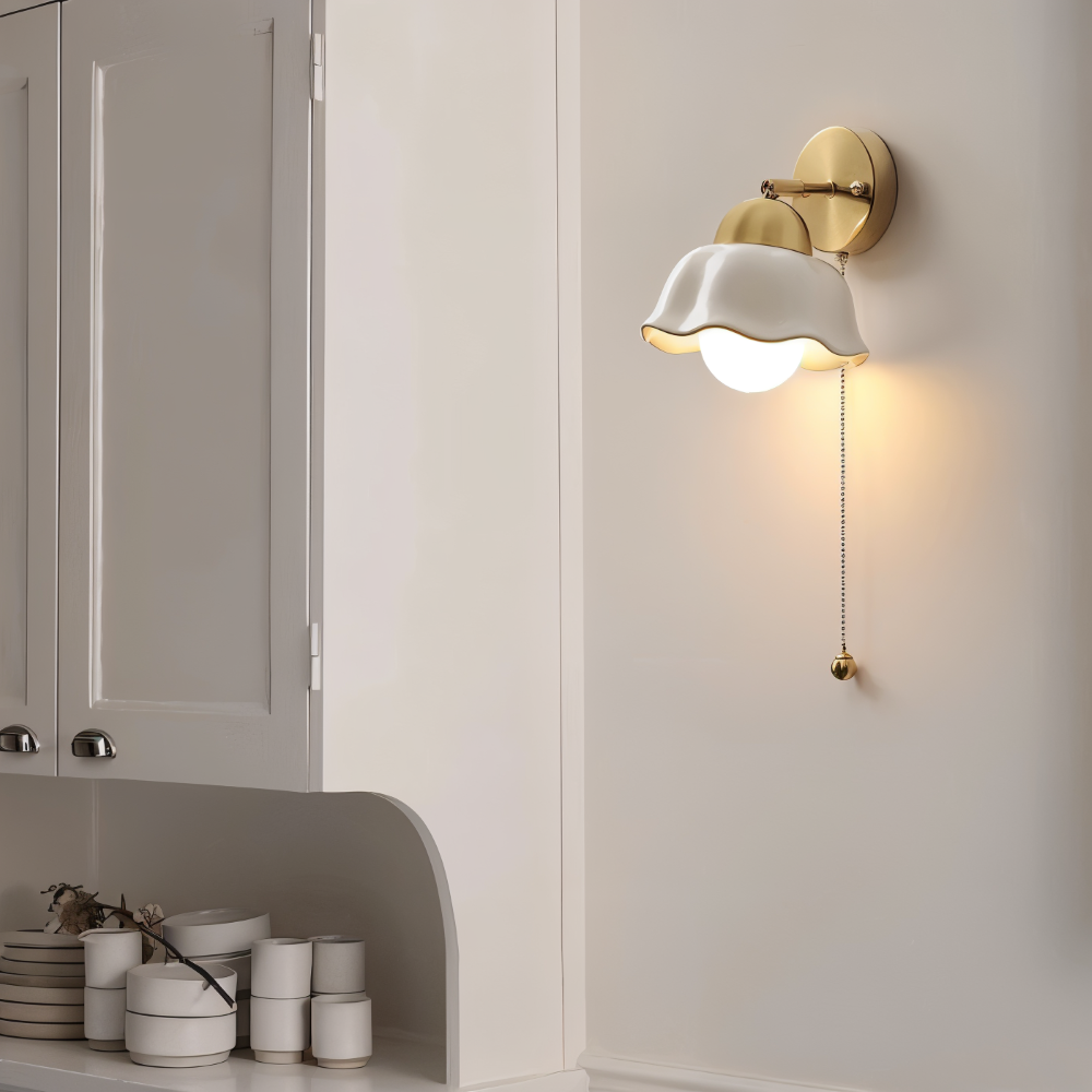 Florielle Væglampe – Fransk Blomsterlampe i Hvid og Guld til Soveværelse