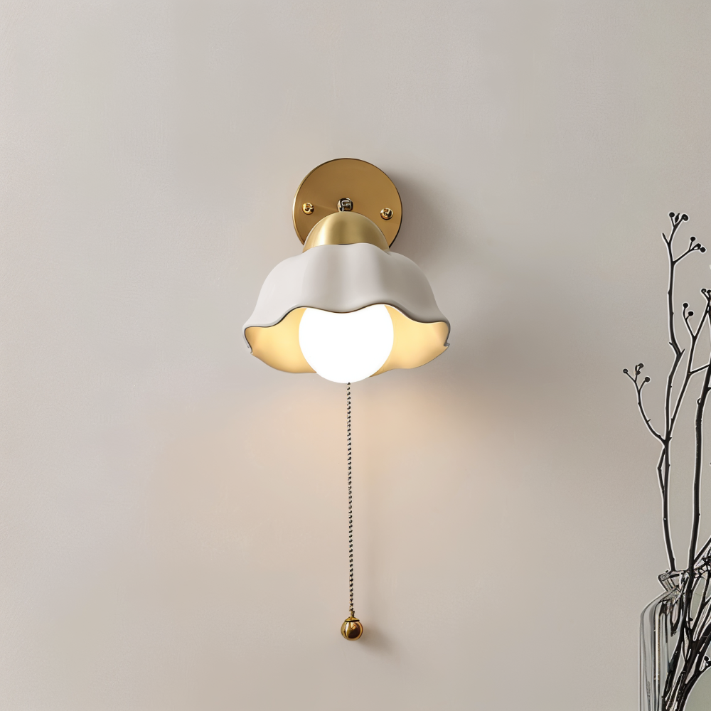 Florielle Væglampe – Fransk Blomsterlampe i Hvid og Guld til Soveværelse