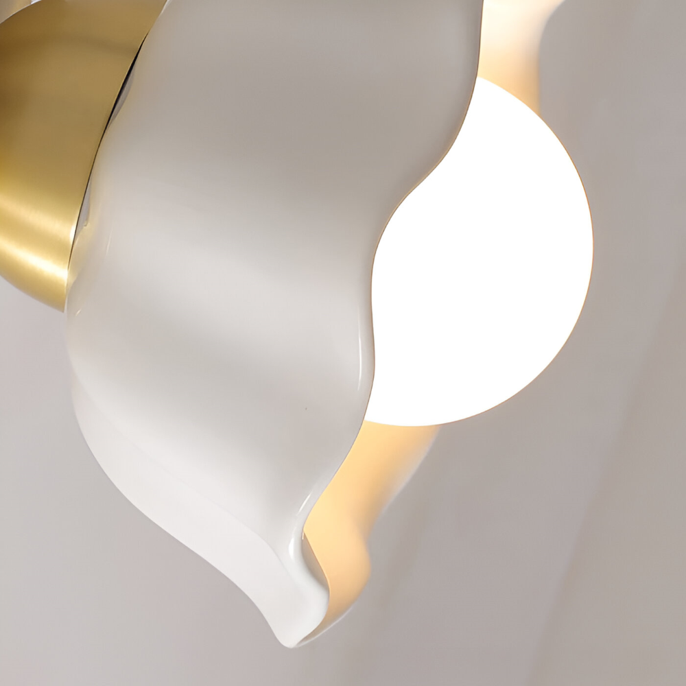 Florielle Væglampe – Fransk Blomsterlampe i Hvid og Guld til Soveværelse