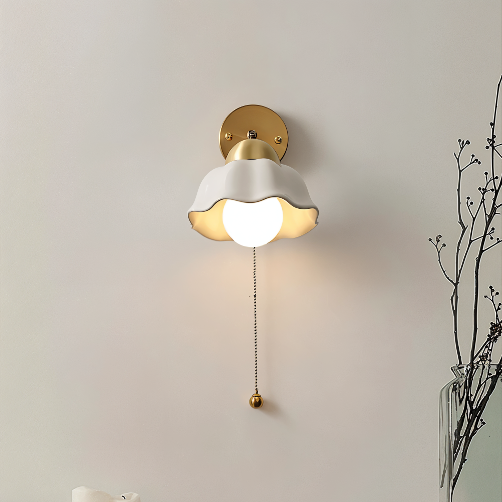 Florielle Væglampe – Fransk Blomsterlampe i Hvid og Guld til Soveværelse