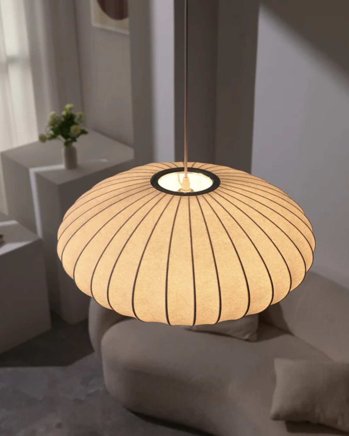 Rund tekstilloftlampe i nordisk Japandi-stil