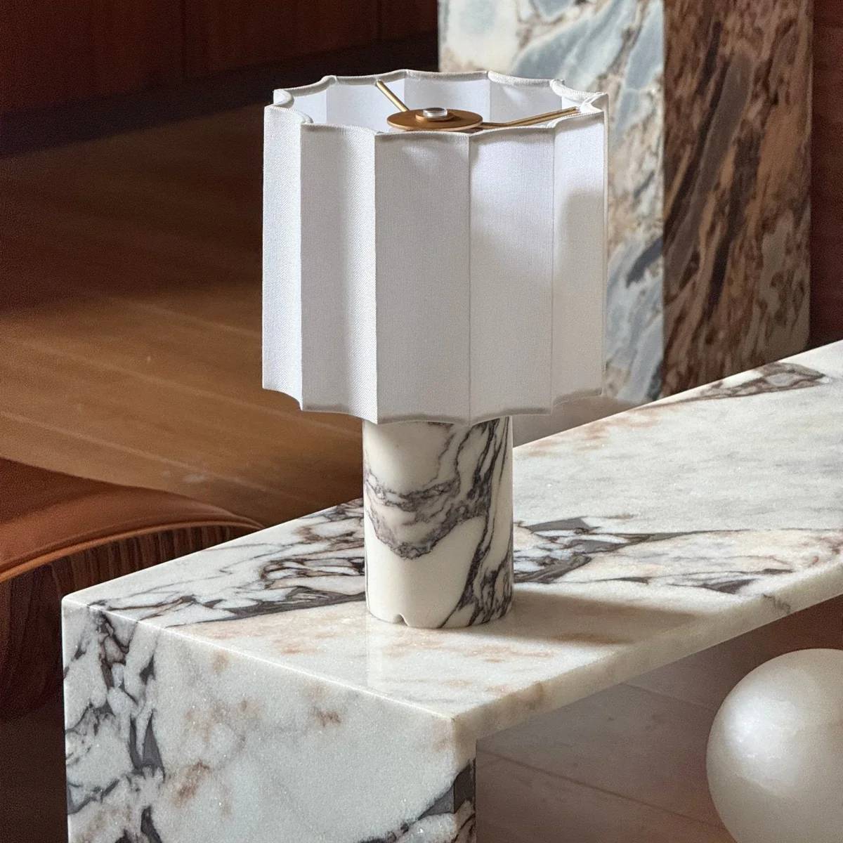 Bordlampe i marmor med LED – elegant lampe med varm belysning