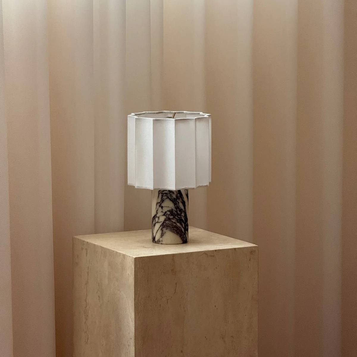Bordlampe i marmor med LED – elegant lampe med varm belysning
