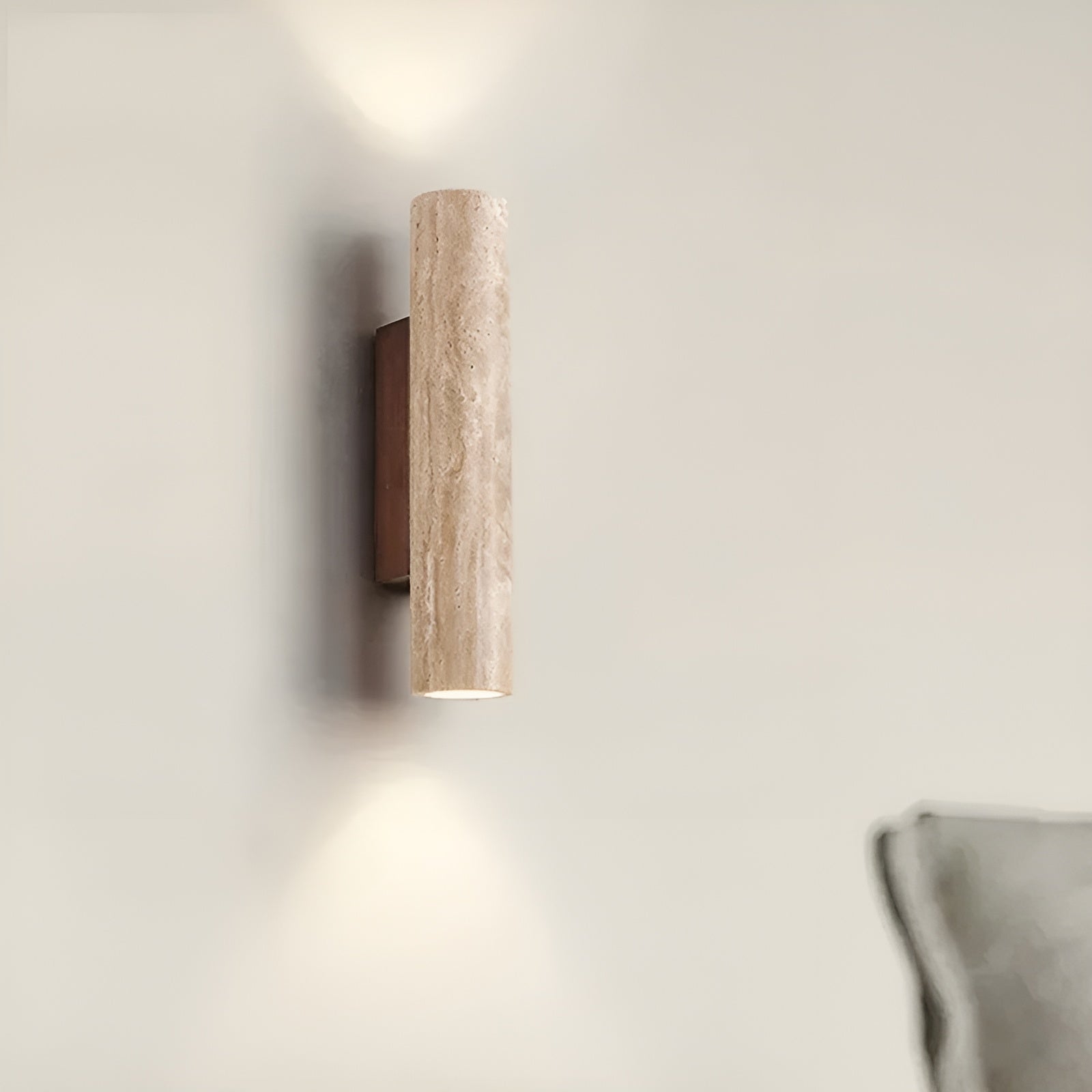 Up/down-væglampe i naturlig travertin